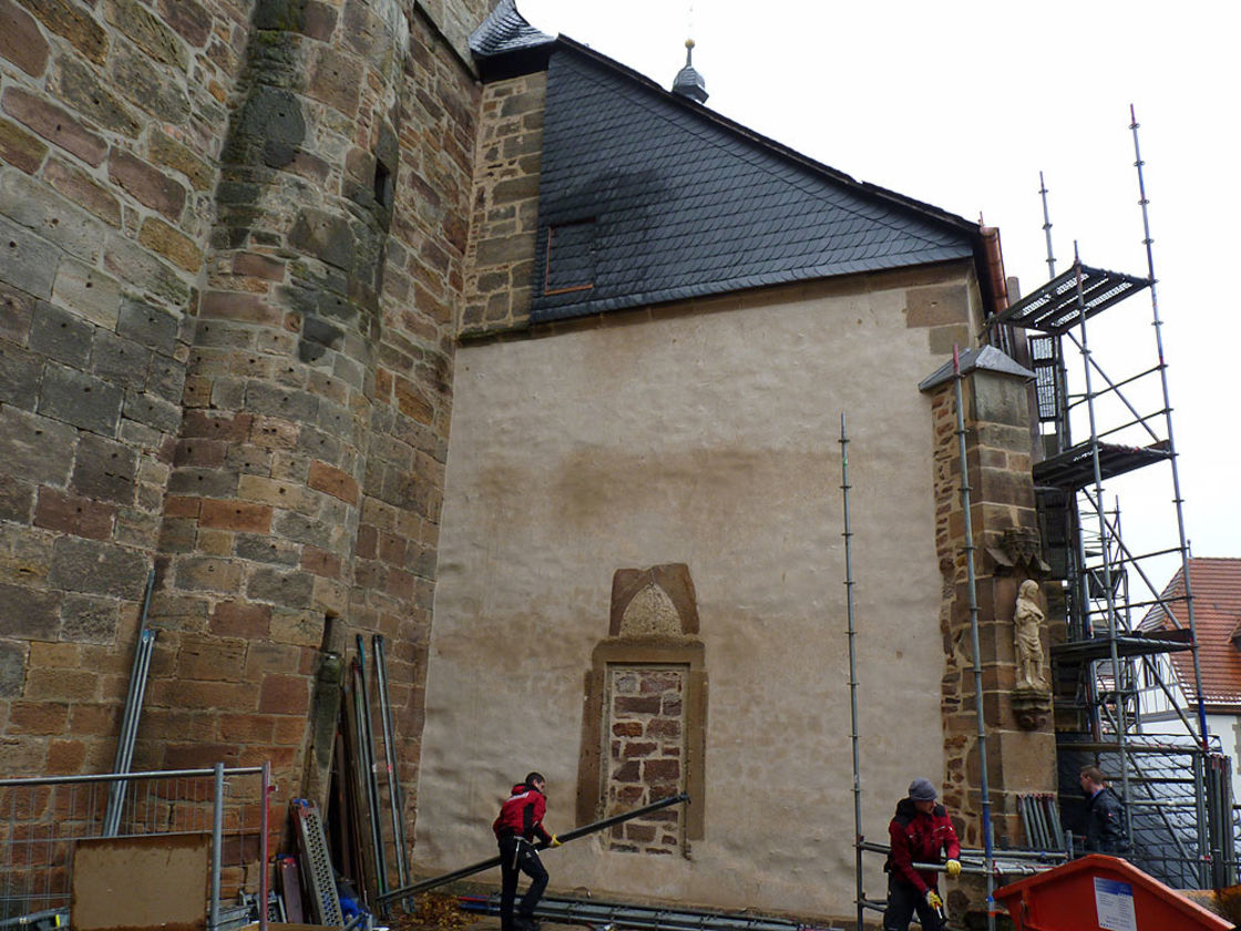 Abbau des Gerüstes an der Südseite (Foto: Karl-Franz Thiede)